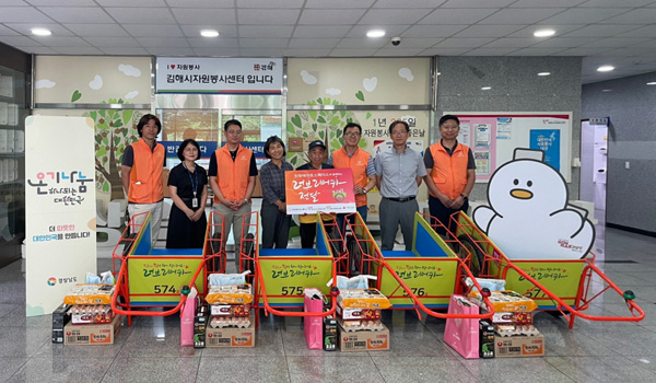 지난해 7월 한화에어로스페이스는 김해시자원봉사센터를 통해 김해지역 폐자원 수집 어르신 4명에게 '사랑의 리어카'를 전달했다.