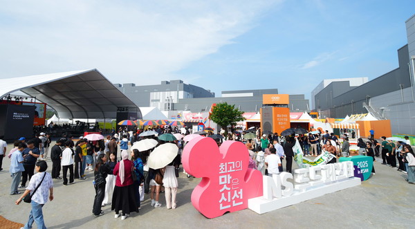 ▲NS푸드페스타에 관람객들의 발길이 이어지고 있다.