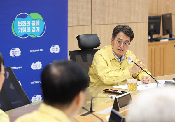 ▲28일 오전 김동연 경기도지사(맨 오른쪽)가 행정1부지사,소방재난본부장등 관계부서장들과 도청 재난안전 영상회의실에서 경기도 정보시스템 긴급조치 상황 점검 회의를 하고있다.
