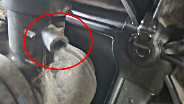 ▲라디에이터 연결 호스가 파손된 모습