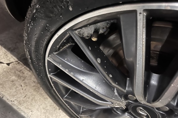 ▲ 공기압 주입구 호스 부분을 잘못 끼워 주저앉은 타이어