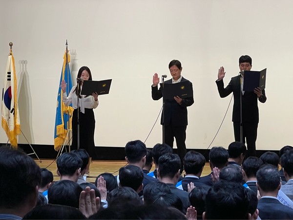 ▲이찬진 금감원장(왼쪽 두 번째)과 임직원 대표들이 금감원 임직원 결의대회에서 금융소비자보호에 대한 선서를 실시하고 있다