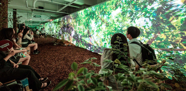 ▲팝업 스토어에 방문한 관람객들이 디지털 기술로 구현된 디지털 치유정원을 체험하고 있다.