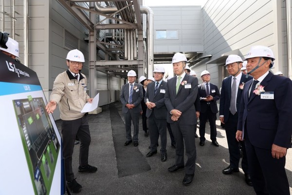 ▲LLBS 준공식에 참석한 (가운데부터 우측으로) 구자은 LS 회장, 김관영 전북도지사, 강임준 군산시장이 김한길 LLBS 생산부문장으로부터 공장에 대한 설명을 듣고 있다.