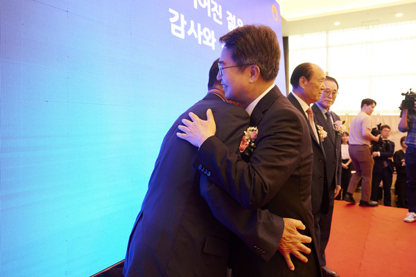 ▲30일 오전 수원 노블레스웨딩컨벤션에서 열린 제29회 노인의 날 기념행사에서 김동연 경기도지사(오른쪽)가 존중의 포옹을 하고 있다.