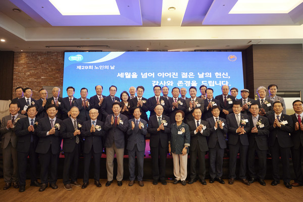 ▲30일 오전 수원 노블레스웨딩컨벤션에서 열린 제29회 노인의 날 기념행사에서 김동연 경기도지와 주요 내빈들과 함께 기념촬영을 하고 있다.