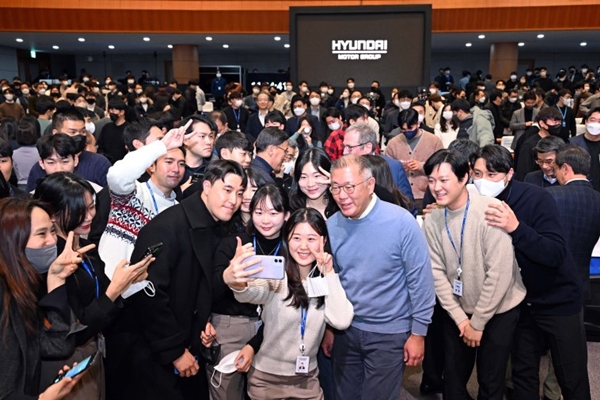 ▲정의선 현대차그룹 회장 2023년 타운홀 방식으로 열린 신년회에서 임직원들과 사진 촬영하고 있다