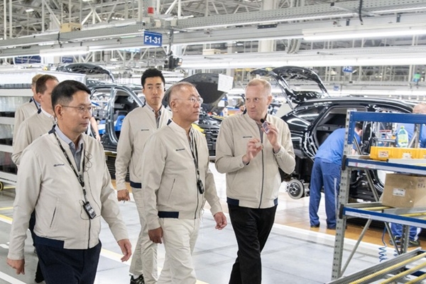 ▲지난해 9월 현대차와 현대모비스 체코 공장을 방문해 현장 점검에 나선 정의선 현대차그룹 회장의 모습