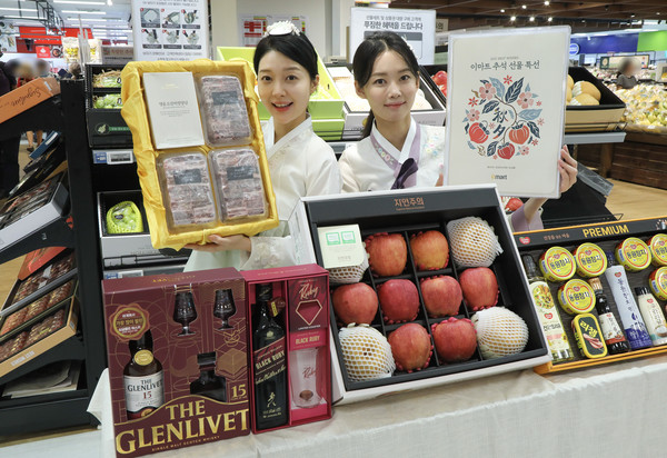 ▲이마트 용산점에서 모델들이 '이마트 추석 선물세트 본 판매' 상품들을 소개하고 있다. 사진=이마트