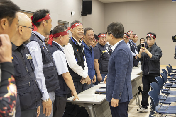 ▲1일 오전 김동연 경기도지사(오른쪽)가 경기지방노동위원회에서 열린 경기도 버스 노사 협상장을 방문하여 노동자측 관계자들과 인사를 하고 있다.