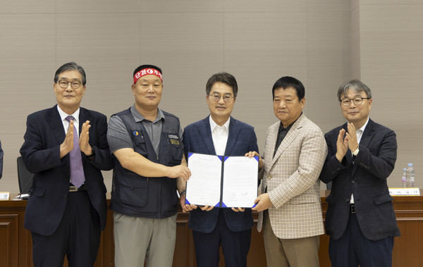 ▲1일 오전 김동연 경기도지사(가운데)가 경기지방노동위원회에서 열린 경기도 버스 노사 협상장을 방문하여 협약서를 들고 기념촬영을 하고 있다.