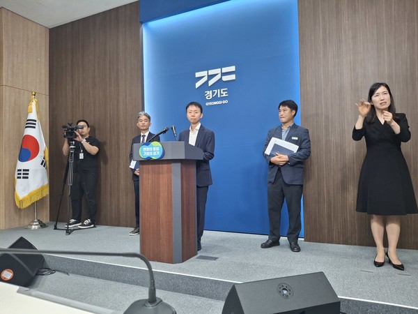 ▲조병래 경기도 자치행정국장(가운데)이 취재진의 질의내용을 듣고 있다