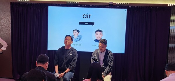 ▲이윤행 에어 기획팀장(왼쪽)과 정준영 에어 서비스팀장이 질의응답을 받고 있다.