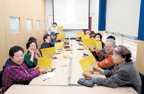 ▲중장년층을 대상으로 디지털 기기 활용법을 교육하는 ‘찾아가는 시니어 디지털 스쿨’에 참여한 동대문노인종합복지관 어르신들의 모습.