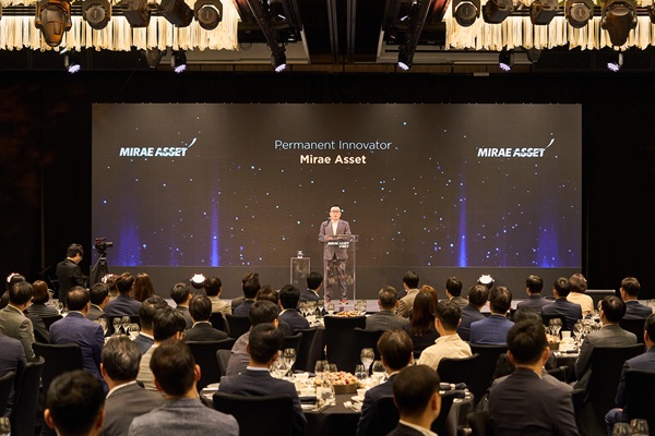 ▲ 박현주 미래에셋그룹 회장이 고객자산 1000조 원 달성을 기념하며 기념 연설을 하고 있다.