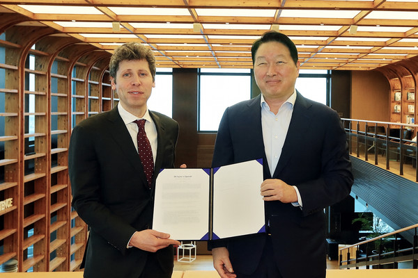 ▲최태원(오른쪽) 회장과 샘 올트먼(왼쪽) OpenAI CEO 등 양사 경영진들이 1일 서울 종로구 SK서린빌딩에서 메모리 공급 의향서와 서남권 AI DC 협력에 관한 양해각서(MOU)를 체결했다. 사진=SK그룹