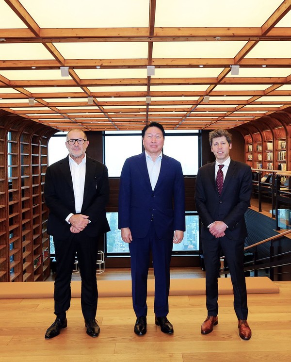 ▲최태원(가운데) SK 그룹 회장과 샘 올트먼(오른쪽) OpenAI CEO, 조나단 아이브OpenAI 크리에이티브 헤드(왼쪽)가 1일 서울 종로구 SK서린빌딩에서 기념촬영을 하고 있다. 사진=SK그룹