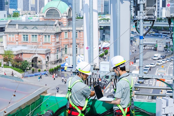 ▲LG유플러스 임직원이 서울역 인근 네트워크 장비를 점검하고 있는 모습.