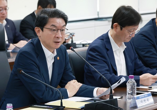 ▲이억원 금융위원장이 2일 오전 서울 종로구 정부서울청사에서 개최한 금융 유관기관 기관장 간담회에서 최근 일련의 보안·전산 사고 관련 유사 사례방지를 위해 유관기관 스스로 금융 인프라를 제로베이스 관점에서 신속·철저히 점검할 것을 당부했다.