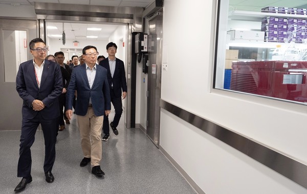 신동빈 롯데그룹 회장(왼쪽 두번째)이 5일 미국 뉴욕주에 위치한 롯데바이오로직스 시러큐스 바이오 캠퍼스를 찾아 ADC 생산시설을 살펴보고 있다.