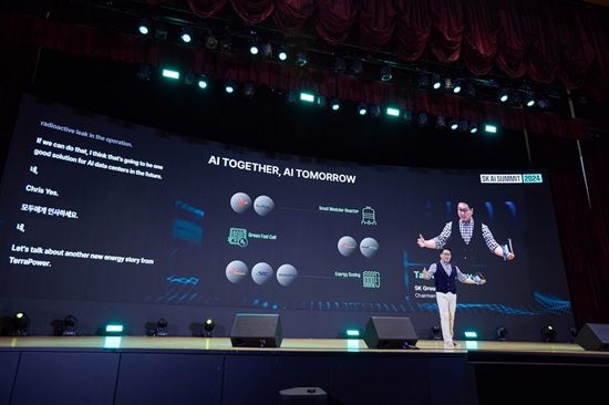▲ 최태원 SK그룹 회장이 지난해 11월 SK AI Summit 2024에서 기조연설을 하는 모습