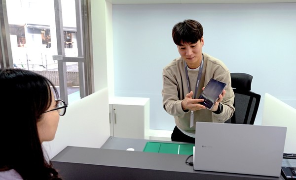 ▲삼성전자서비스 엔지니어가 고객에게 '바로 서비스'를 제공하고 있다.