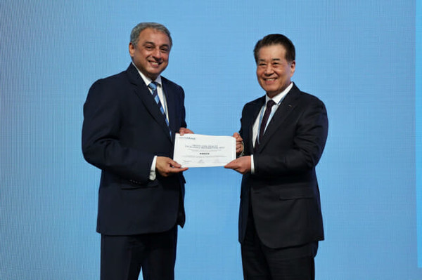 ▲포스코그룹 장인화 회장(오른쪽)과 타타스틸 나렌드란 CEO