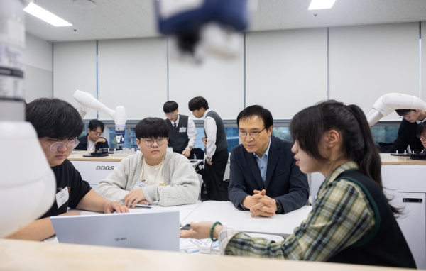 ▲임태희 경기도교육감(왼쪽 두번째)이 대학 연계 공동프로그램 수업에 참관하고 있다