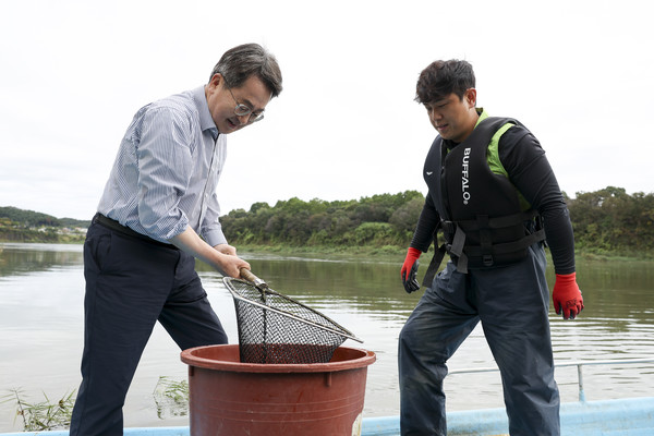 ▲김동연 경기도지사(왼쪽)와 청년어부 김은범 씨