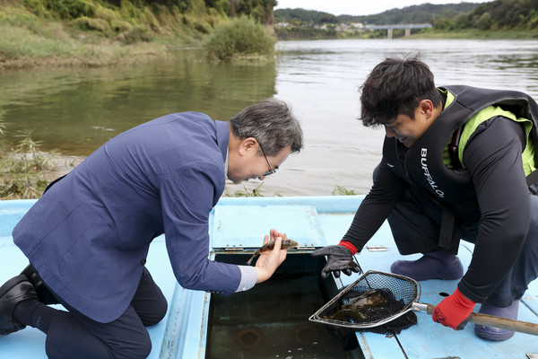 ▲김동연 경기도지사(왼쪽)가 포획물을 보며 기뻐하고 있다