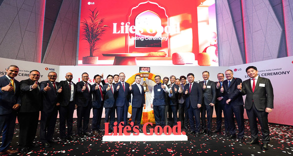 상장식에 LG전자 조주완 CEO와 NSE 아쉬쉬 차우한 CEO를 포함한 경영진 및 주요 인사가 참석했다.