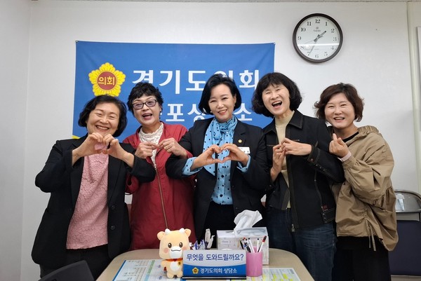 ▲정윤경 경기도의회 부의장(가운데)가 지난 13일 경기도의회 상담소에서 군포시 아이돌봄 종사들과 기념촬영을 하고 있다.