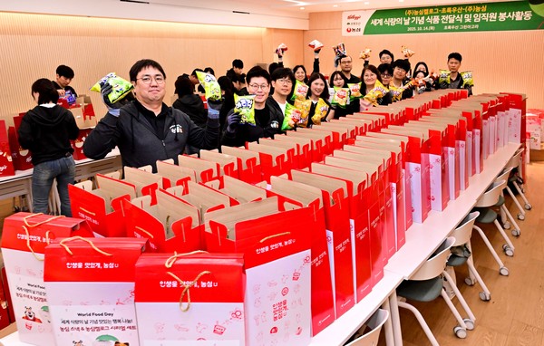 ▲농심과 농심켈로그 직원들이 식품키트 포장 봉사활동을 하고 있다.