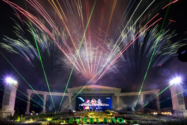 ▲에버랜드 '케이팝 데몬 헌터스' 싱어롱 불꽃쇼