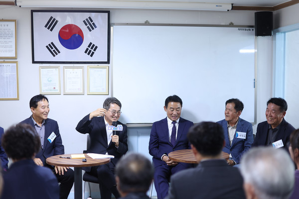 ▲16일 오후 우금1리 마을회관에서 열린 경기 RE100 최우수 마을 현판식 및 간담회에서 김동연 경기도지사(왼쪽 두번째)가 발언을 하고 있다.