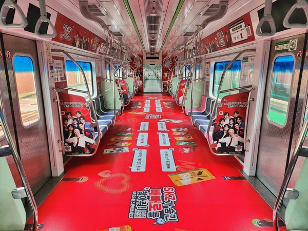 ▲롯데웰푸드 ‘스트레이 키즈(Stray Kids)가 숨긴 빼빼로를 찾아줘!’ 이벤트를 위해 랩핑된 서울 지하철 2호선 열차