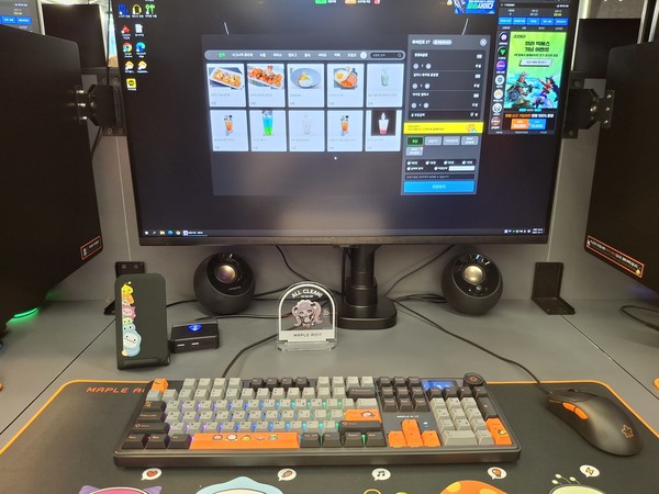 ▲아기자기한 메이플스토리 캐릭터가 특징인 키보드와 스피커, 스마트폰 충전기.