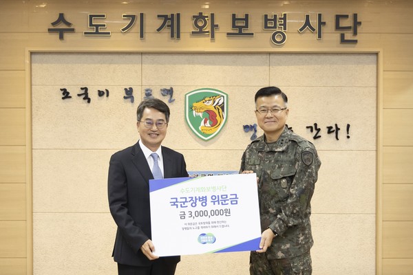 ▲김동연 경기도지사(왼쪽)가 표창장을 수여하고 있다