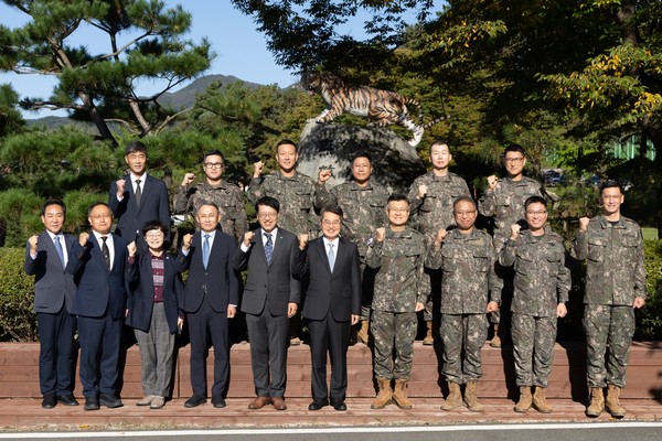 ▲ 김동연 경기도지사(오른쪽 다섯번째)가 맹호부대원들과 기념촬영하고 있다