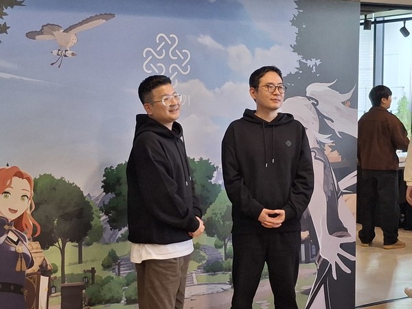 ▲강민철 넥슨 마비노기 모바일 사업실장(왼쪽)과 이진훈 데브캣 디렉터(오른쪽)이 포즈를 취하고 있다