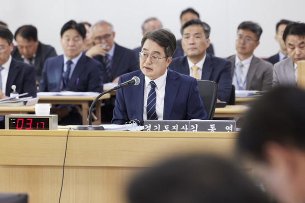 ▲20일 오전 경기도청 4층 율곡홀에서 열린 2025 국토교통위원회 국정감사에서 김동연 경기도지사가 질의에 대한 답변을 하고 있다.