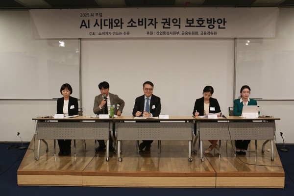 ▲왼쪽부터 정지연 한국소비자연맹 사무총장, 서종희 연세대학교 법학전문대학원 교수, 이병준 고려대학교 법학전문대학원 교수, 이정민 한국금융소비자보호재단 연구위원, 정혜련 경찰대 법학과 교수