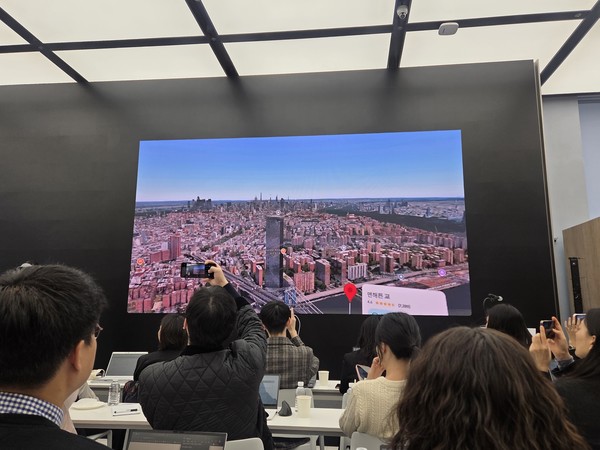 ▲삼성전자가 '갤럭시 XR'을 시연하고 있다.