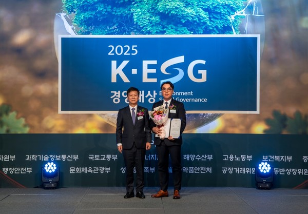 ▲오준오 보람그룹 대표(오른쪽)가 K-ESG 경영대상 시상식에서 사회ESG부분 대상을 수상했다