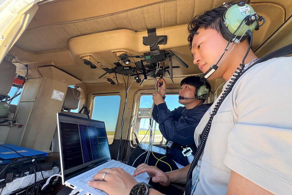 ▲KT 직원들이 인천 아라뱃길 구간에서 UAM의 주요 기술요소를 점검하고 있다.