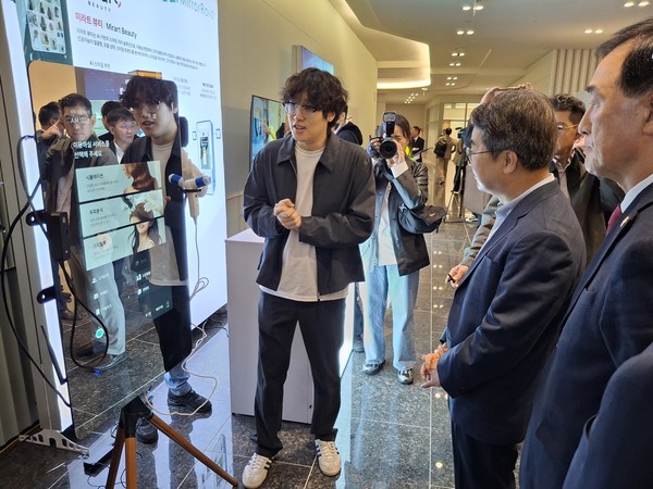 ▲AI 기반 스마트 미러솔루션인 미라트뷰티에 대한 설명을 듣고있는 김동연 경기도지사