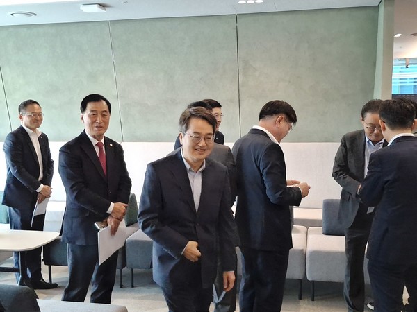 ▲22일 열린 ‘경기스타트업브릿지’ 행사에서 관계자와 인사를 나누는 김동연 경기도지사