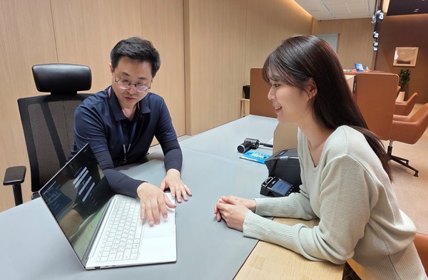 ▲한 고객이 삼성전자서비스의 전문 엔지니어에게 삼성 노트북 무료점검을 받고 있다.