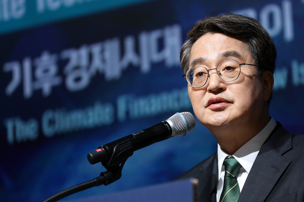 ▲24일 오전 경기신용보증재단 3층에서 열린 2025 경기도 기후테크 컨퍼런스 개막식에서 김동연 경기도지사가 환영사 및 기후테크 비전 선언을 하고있다.
