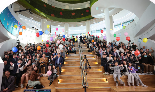 ▲25일 오후 경기도서관에서 열린 '경기도서관 첫 페이지를 열다' 행사에서 김동연 경기도지사, 외국대사, 경기도의회 의원, 도서관계자, 출판계, 지역서점 및 경기도민 등이 개관 퍼포먼스 및 기념촬영을 하고있다.